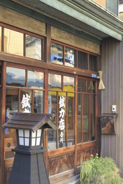 Ahşap pencereli ve pencereli Japon tarzı bir ev.