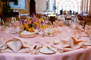 Restorandaki pembe renkli masa.