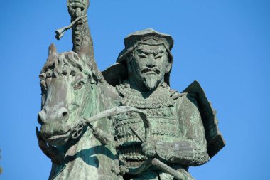 Arka planda Japonya 'da Hojo Soun heykeli