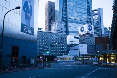 Tokyo 'daki güzel mimari binalar ve şehir caddesi       