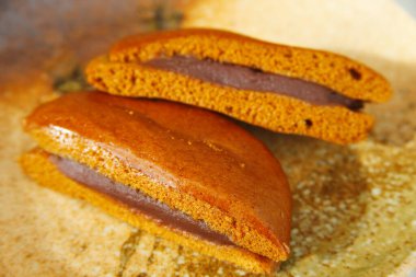 Japon geleneksel sıcak çikolatalı kekleri tabakta