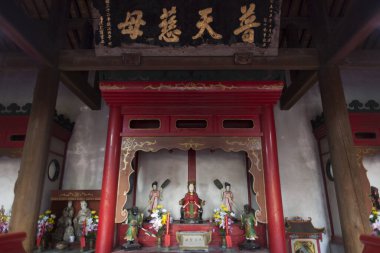 Eski bir Japon tapınağının görkemli manzarası.