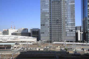 Gündüz Japon şehrinde modern gökdelenler 