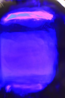 Soyut yaratıcı arka plan, kristal bir camın makro görüntüsü.             