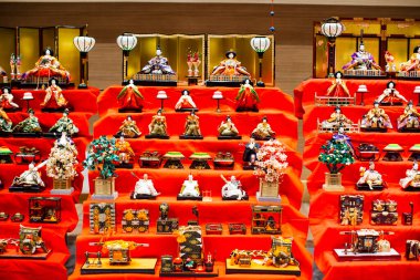 Japonya 'da süslemek için Hina bebekleri