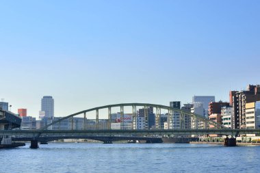 Japonya 'nın şehir dokusu modern mimarisini parlak bir gökyüzü altında sergiliyor..