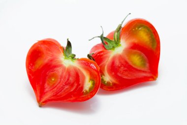 Beyaz zemin üzerinde kırmızı taze domateslerin yakın plan görüntüsü.  