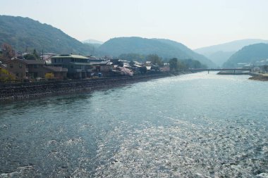 Nehir manzarası ve sabah dağlardaki kasaba manzarası