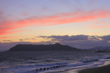 Deniz kıyısında güzel manzaralı gün batımı         