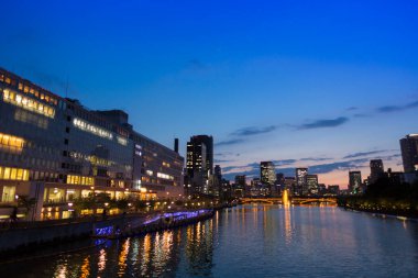 Şehrin güzel akşam manzarası ufuk çizgisi, şehir konsepti