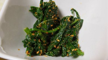 Asya yemeği, susamlı yosun salatası. 