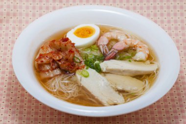 Erişte, kimchi, yumurta, karides ve et.