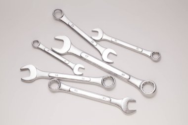 Beyaz arkaplanda metal araçlar kümesi       