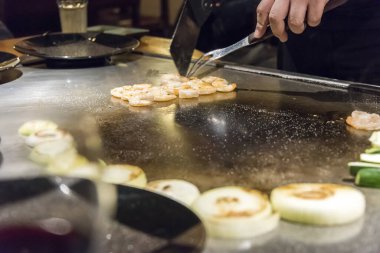 Şef Teppanyaki 'de karides ve sebze ızgara yapıyor.