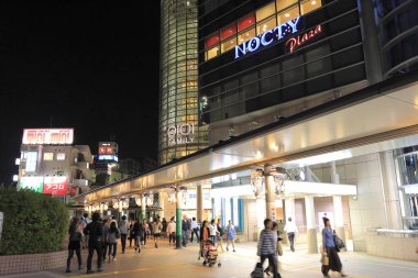 Mizonokuchi, Kawasaki, Japonya 'daki büyük bir ticari tesis olan Nocty Plaza' nın önünde yürüyen insanlar.