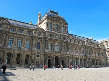 Paris, Fransa 'daki Louvre Müzesi' nin eski cephesi.