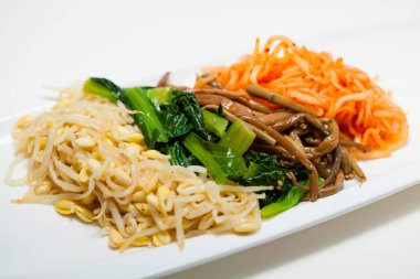 Asya yemekleri, çeşitli mayalanmış sebzeler, yakın çekim manzarası.