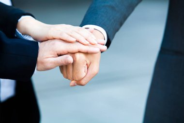 Takım çalışması jestinde üç el birleşti.