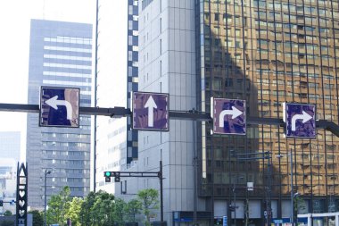 Japon şehrinde kavşak işaretleri