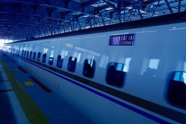 Japonya 'daki tren istasyonunda modern yolcu treni               