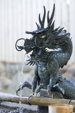 Güç ve bilgeliğin sembolü: Japon parkındaki Asya ejderha heykeli.