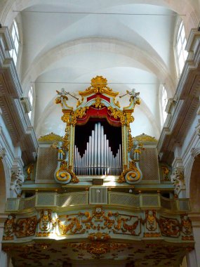 Hırvatistan 'ın Dubrovnik kentinde, Bakire Meryem' in Varsayımı Katedrali olarak da bilinen Dubrovnik Katedrali 'nin içindeki süslü bir organ.. 