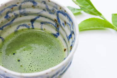 Taze yeşil kibrit sütlü kahve.