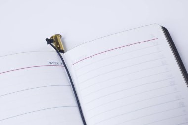 beyaz arkaplanda takvim bulunan açık dizüstü bilgisayarın yakın görüntüsü