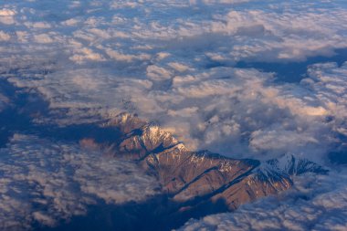 bulutlardaki dağların havadan görünüşü 