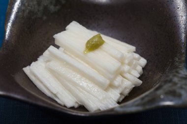Wasabi soya soslu doğranmış tatlı patates.