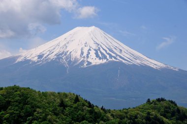 Fuji Dağı karla kaplı. 