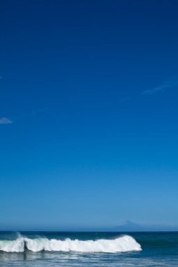 Fırtınalı bir günde güzel kayalık sahil manzarası, dalgalar kıyıya vuruyor. 