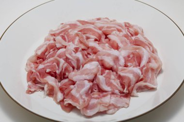 Taze pastırma dilimleri, yakın görüş.