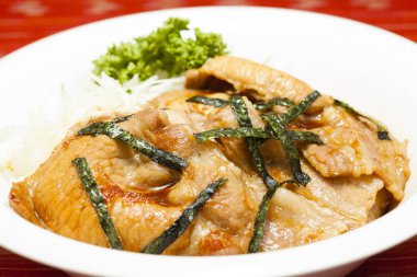 Japon mutfağı. Arka planda zencefilli pilav kasesi