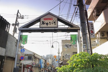 Geleneksel dar Japon caddesinin yaz manzarası 