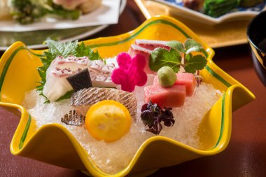 Kaiseki yemeğinde gurme yemek, geleneksel çok tabaklı Japon mutfağı..       