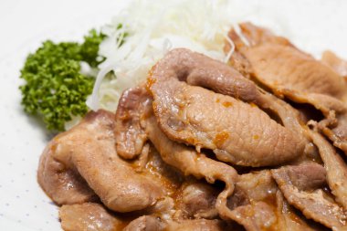 Arka planda Japon usulü sebzeli et, yakın plan.