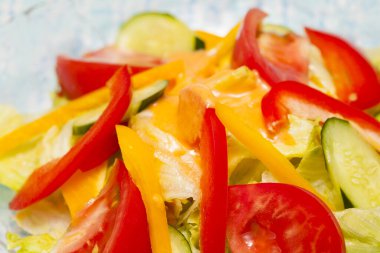 Masada sağlıklı sebze salatası var. görünümü kapat