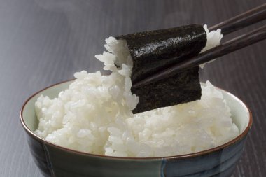 Japon yemeği mi? Bir kase haşlanmış pirinç, yakın plan.        