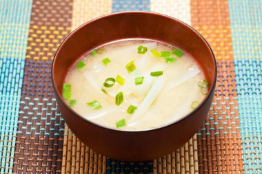 Japon miso çorbası ve sebze kasesi masanın üstünde.