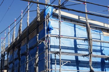 Şehirdeki inşaat halindeki iskelenin düşük açılı görüntüsü