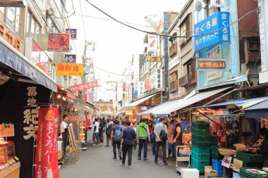 Japon şehrinde sokakta yürüyen insanlar, gündüz görüşü...