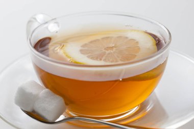 Limon dilimli ve küp şekerli bir fincan çay.