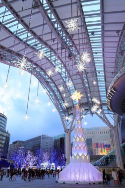 Hakata İstasyonu aydınlatmaları Noel 'den önce, Japonya