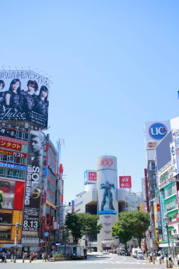 Şehir manzarası ve Tokyo, Japonya 'da Shibuya' da yürüyen insanlar..                    