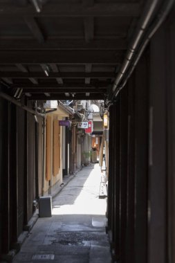 Japonya 'da geleneksel evleri olan geleneksel Japon caddesi.