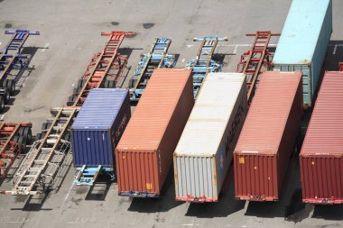 Ağır araçlar için terminale park edilmiş konteynırları olan kamyonlar.