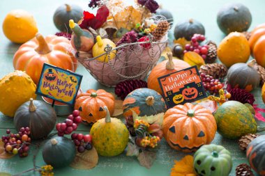 Cadılar Bayramı balkabakları ve sonbahar süslemeleri ile kompozisyon                  