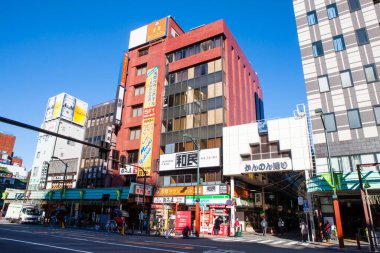 Japonya 'nın şehir dokusu modern mimarisini parlak bir gökyüzü altında sergiliyor..