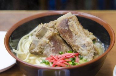 Tabağında et olan ramen 'in mutfak fotoğrafı.